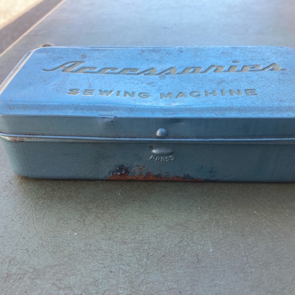 Metal Tin Sewing Machine Accessory Box Vintage - Picture 2 of 5